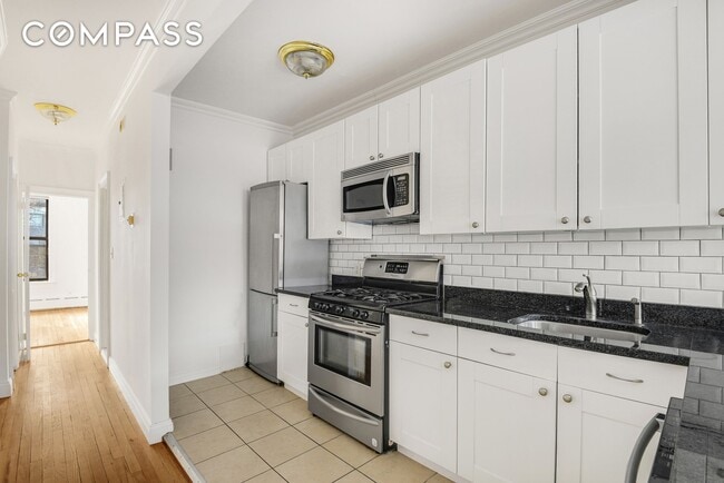 Building Photo - Sunny one bed on the cusp of Park Slope and Gowanus