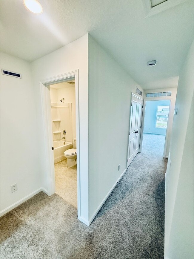 Building Photo - 3 Bed, 2.5 Bath, Corner Unit Townhome