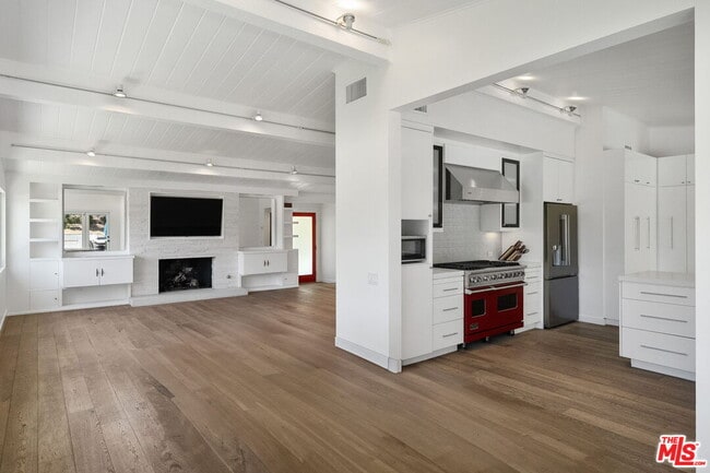 Building Photo - 1300 Bienveneda Ave