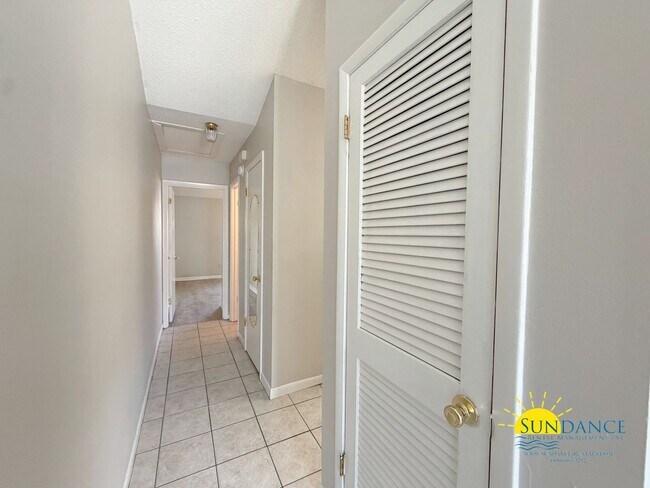 Building Photo - 1 Bedroom Cottage-Style Townhouse In Fort Walton Beach!
