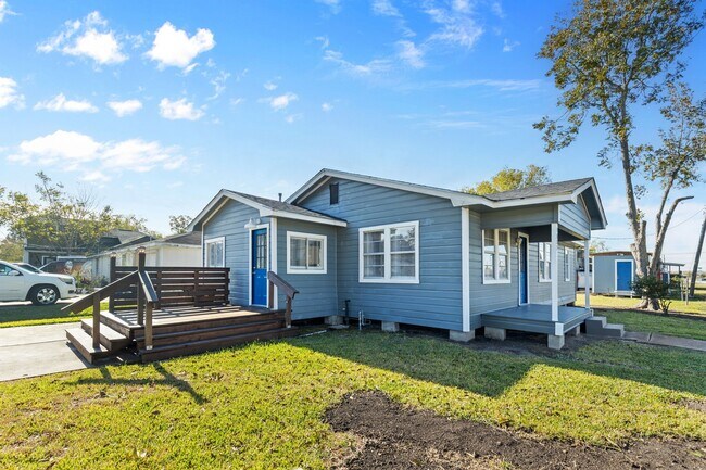 Building Photo - 1051 Ave A