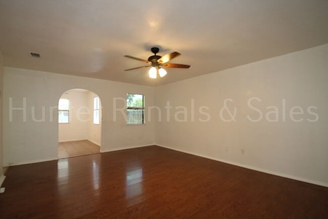 Building Photo - Bright and Open 3 Bedroom Home in Cove!