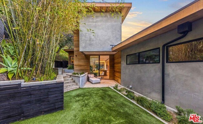 Building Photo - 727 N Beverly Glen Blvd