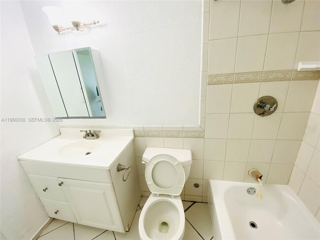 Building Photo - 400 Kings Point Dr