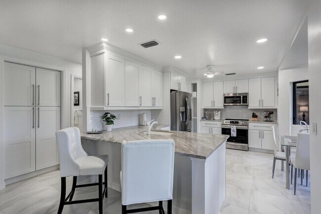 Building Photo - 6 Lexington Ln E