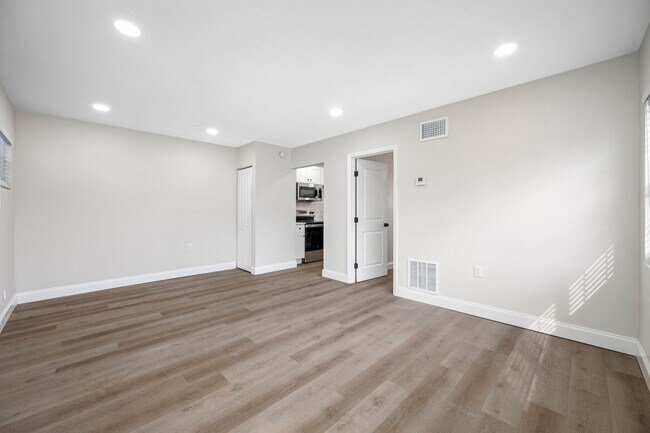 Building Photo - Davis Islands 1/1 Renovated Apartment - IN...