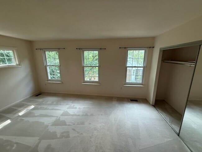 Building Photo - Updated 4BR Townhome!