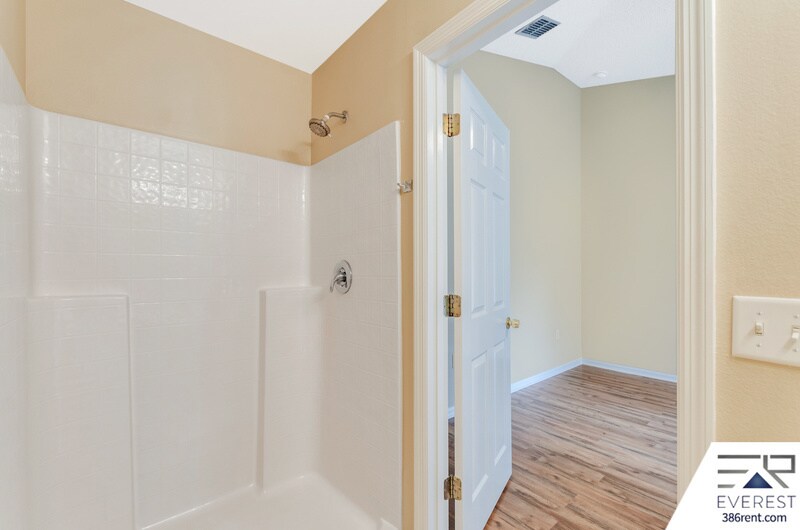 Building Photo - 5 Lancelot Dr