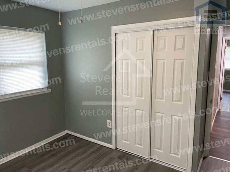 Building Photo - 426 NW Greenmeadow Dr