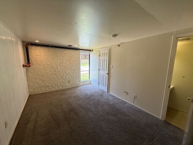 Building Photo - 3-bedroom, 1.5-bathroom townhome close to ...