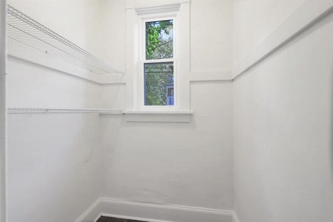 Building Photo - Charming 3 Bedroom 1.5 Bathroom Located in Uptown Harrisburg!
