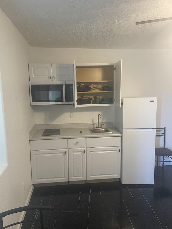 Building Photo - 521 Hoyt St