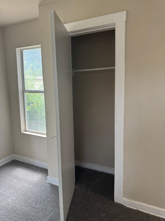 Building Photo - Move In Ready! Charming Corner Lot Home wi...