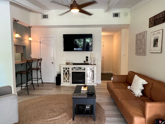 Building Photo - Updated Old Woodlands Plantation Home with Fenced Yard