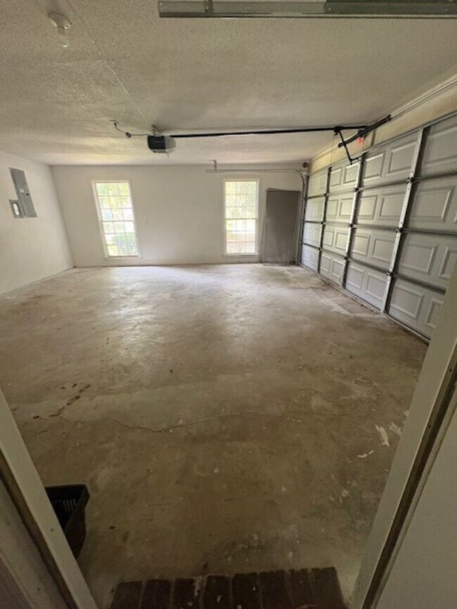 Building Photo - MOVE IN READY!