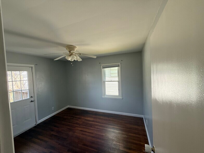 Building Photo - 475 Robinwood Ave