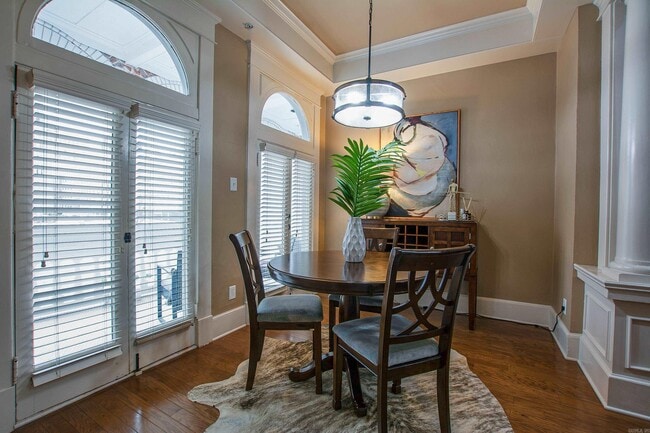 Building Photo - 612 Center St