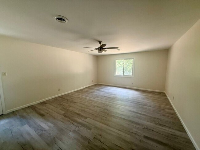 Building Photo - Two bedroom, 2 bath house in Burlington-Coming soon