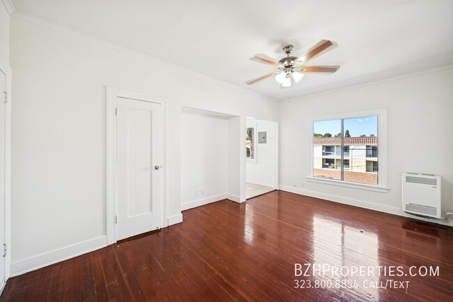 Building Photo - 1267 Vin Scully Ave