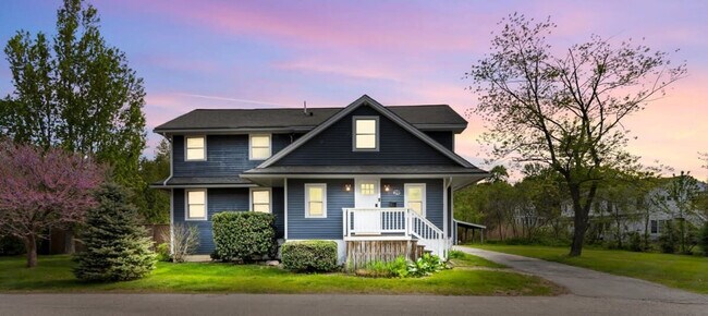 Building Photo - 29 Versailles Ave