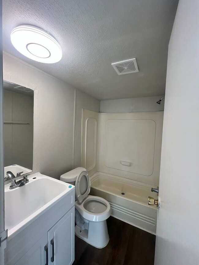 Building Photo - 1625 S 5th St