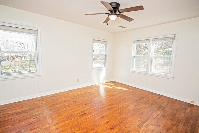 Building Photo - 1448 E Walnut St