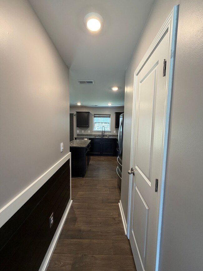 Building Photo - Candler - Three Bedroom Modern Home
