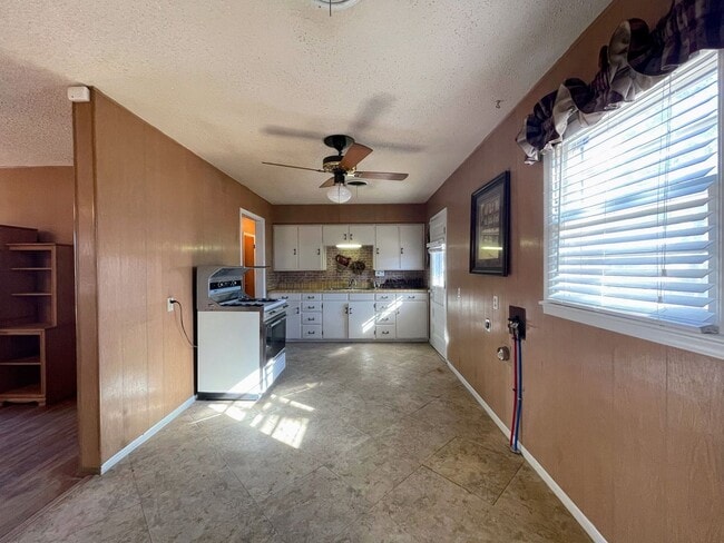 Building Photo - Welcoming 3-Bed Retreat in Lamesa – Comfort Meets Classic Charm!