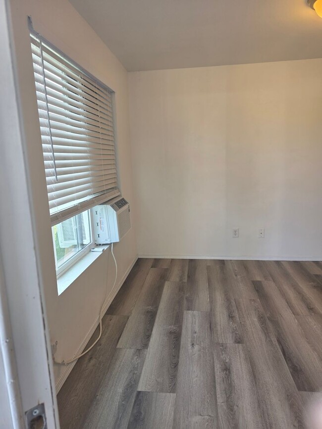 Building Photo - 2 bed 1 bath duplex in the country with pa...