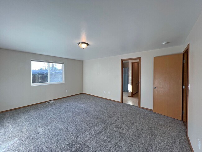 Building Photo - Price Drop to 3250!-Exceptional 2200 sq ft Three Bedroom 2 Bath Rambler in Fed Way - with A/C