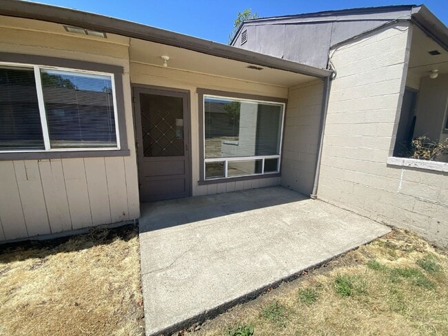 Building Photo - 769 NE Alameda Ave