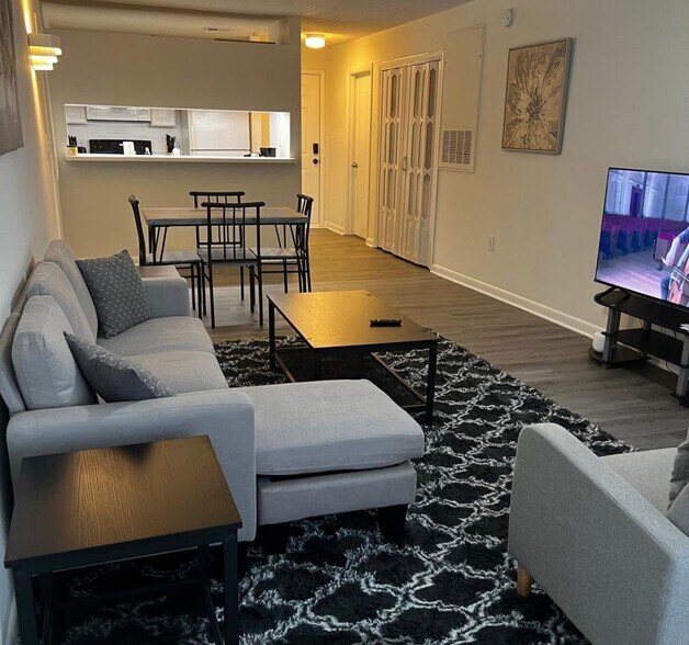 Building Photo - 1420 Collegiate Cir
