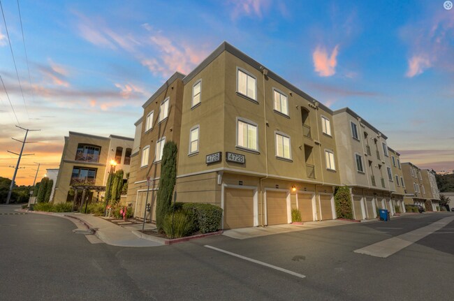 Building Photo - Amazing Newer Constructed 3br/2ba San Ramon Condo for Rent! Top Floor! Centrally Located for Conv...
