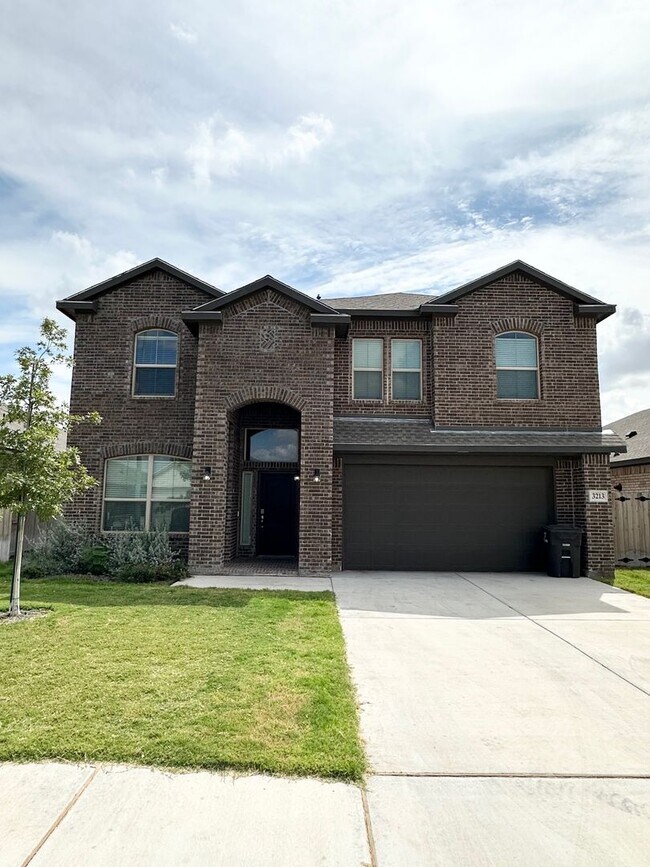 Primary Photo - 4 Bed 3.5 Bath Ready To Rent ASAP!