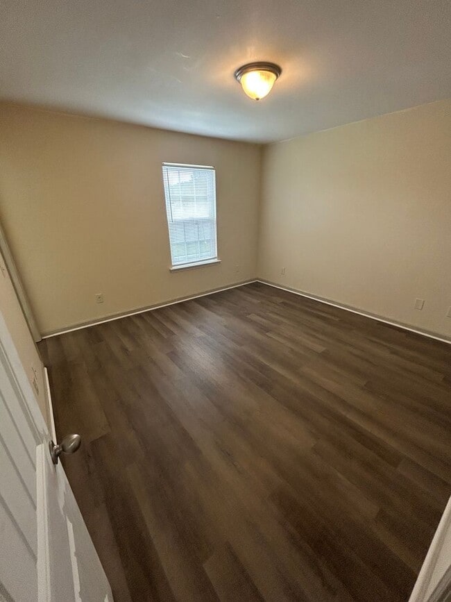 Building Photo - 4 bedroom/2.5 bathroom in Savannah, GA