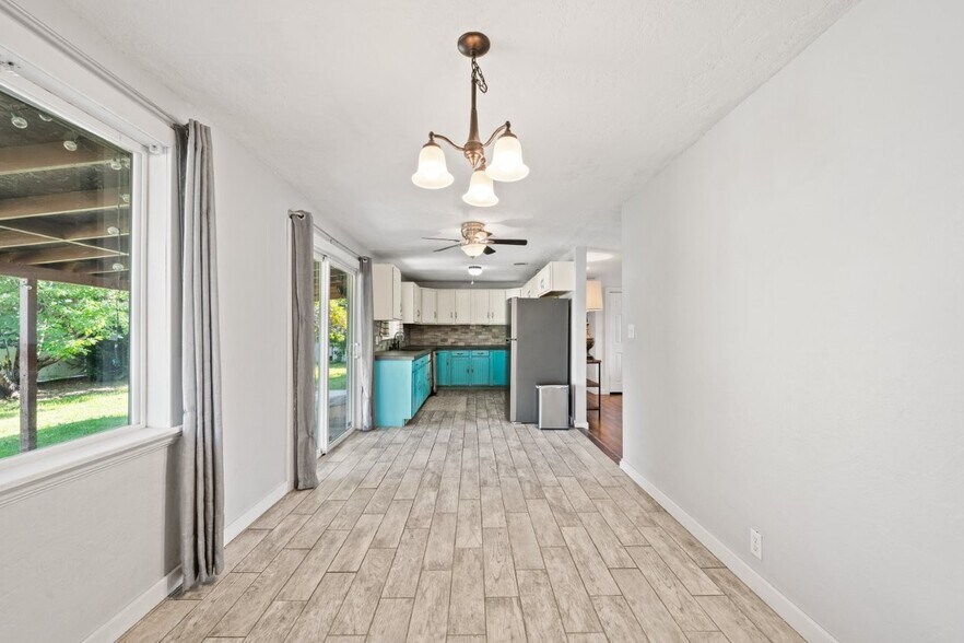 Building Photo - 1024 1st St