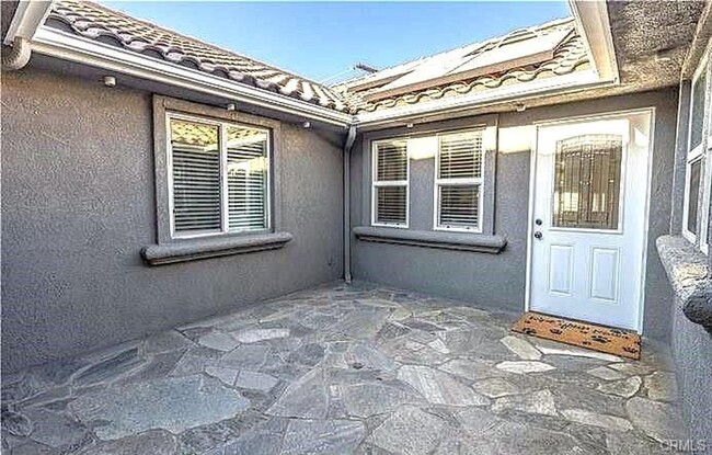 Building Photo - Gorgeous 3 Bedroom 2 Bathroom home with 1 ...