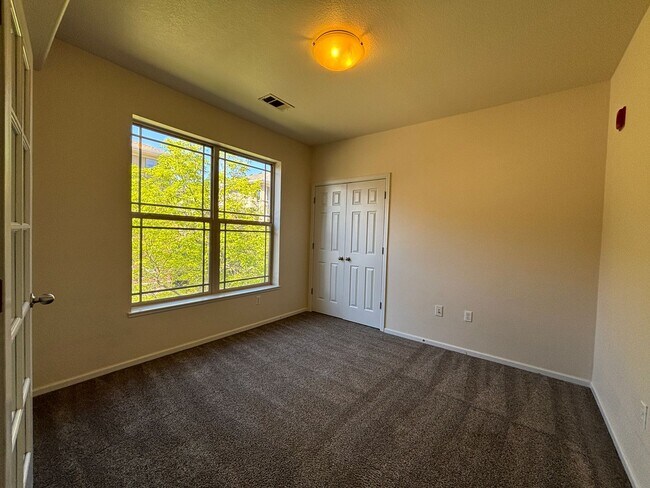 Building Photo - Large 3 bedroom condo with 2 bathrooms!
