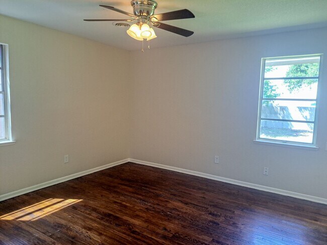 Building Photo - Renovated 4 bedroom 2.5 bath