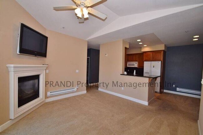 Building Photo - Top Floor Condo w/Views and Washer/Dryer!