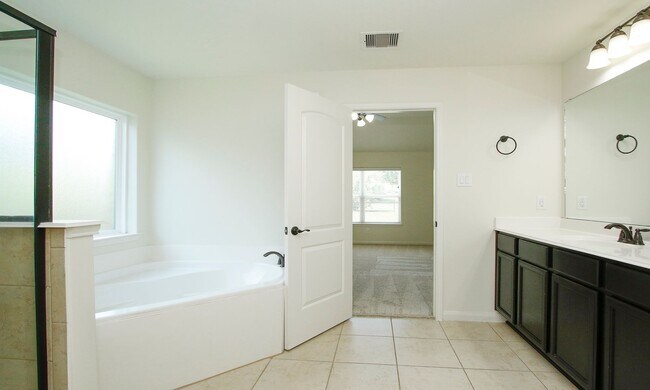 Building Photo - For Lease | 3 Bed, 2 Bath | 1,766 Sq Ft | ...