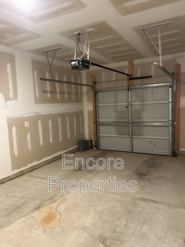 Building Photo - 240 Brook Farm Ln