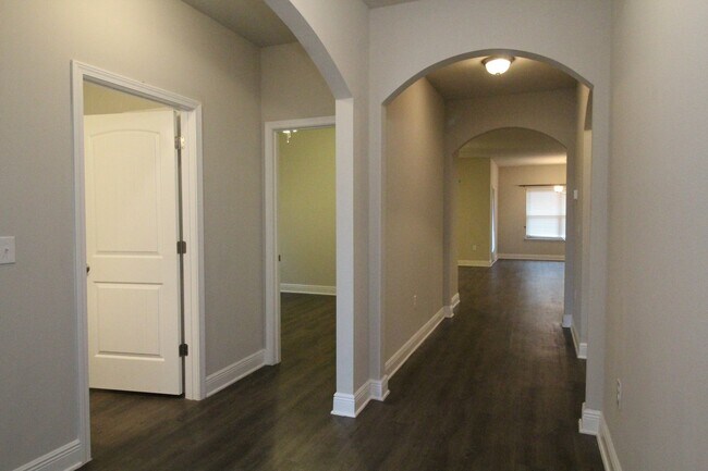 Building Photo - Ashley Plantation Living — 3BR Home with Granite Countertops, Large Kitchen Island, Trey Ceilings...