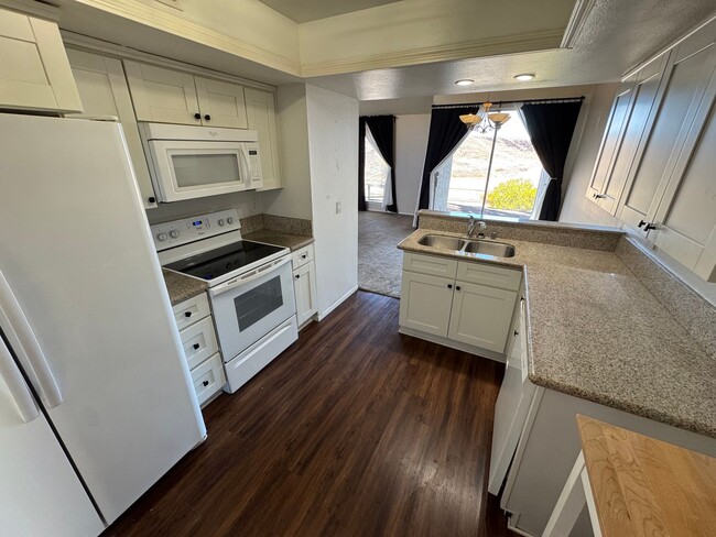 Building Photo - 2 Bedroom 1 Story Town Home