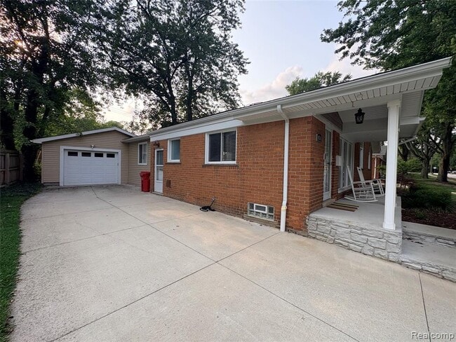 Building Photo - 1341 Catalpa Dr