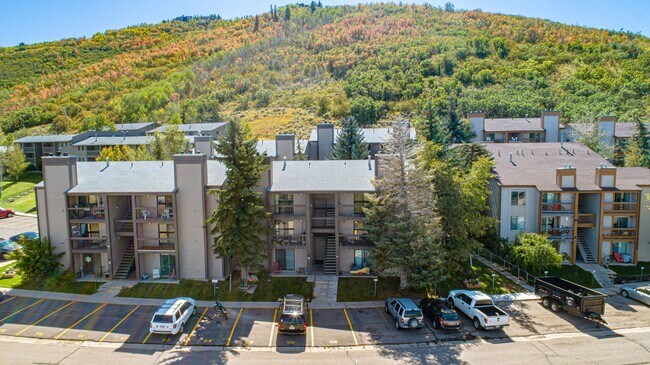 Building Photo - 2 Bedroom Fireside Condo- Minutes away from Park City Mountain