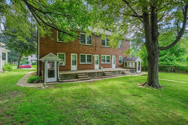 Building Photo - Spacious 1/BR Lower Level Unit- $799- Off ...