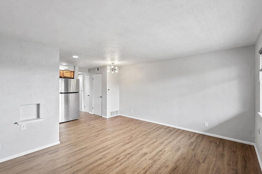 Interior Photo - The Points at California 29