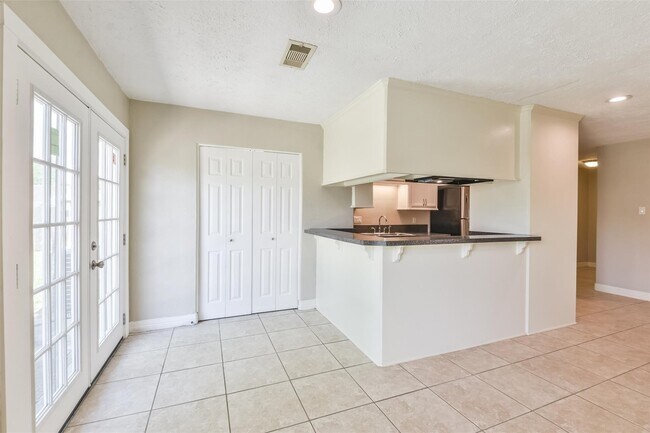 Building Photo - 6847 Vanlynn Ln