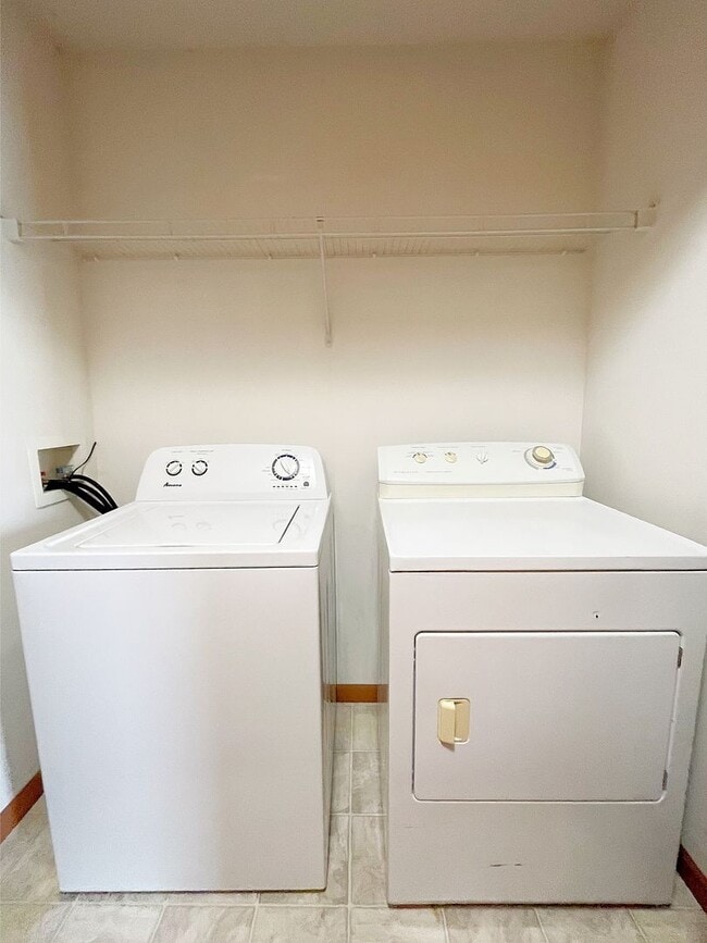 Building Photo - 3 Bedroom 3.5 Bath Townhouse